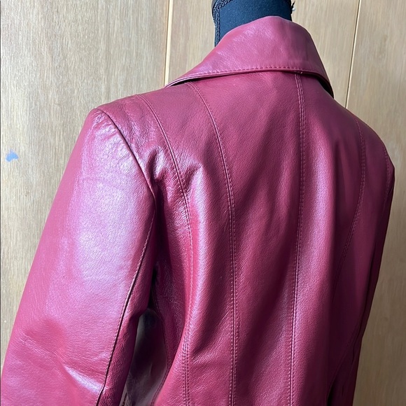 Red 100% Leather Blazer with Notched Lapels and Fitted Silhouette - Picture 3 of 5
